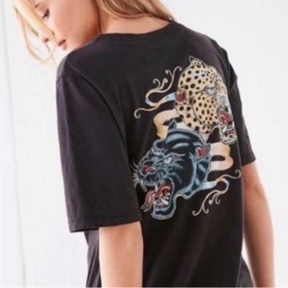 Urban Outfitters Truly Madly Deeply Los Angeles V Neck Tshirt Size-S - Picture 4 of 4